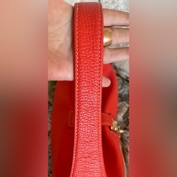 Like New Dooney & Bourke Large Genuine Leather red hobo bag logo lock keychain - Picture 11 of 17